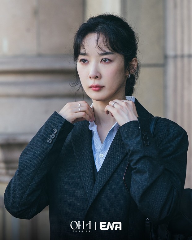 Potret Jung Eun Chae dalam drama 'Honour' yang memerankan Hwang Hyun Jin. Karakter barunya merupakan sosok pengacara dengan pesona elegan namun memiliki semangat membara.