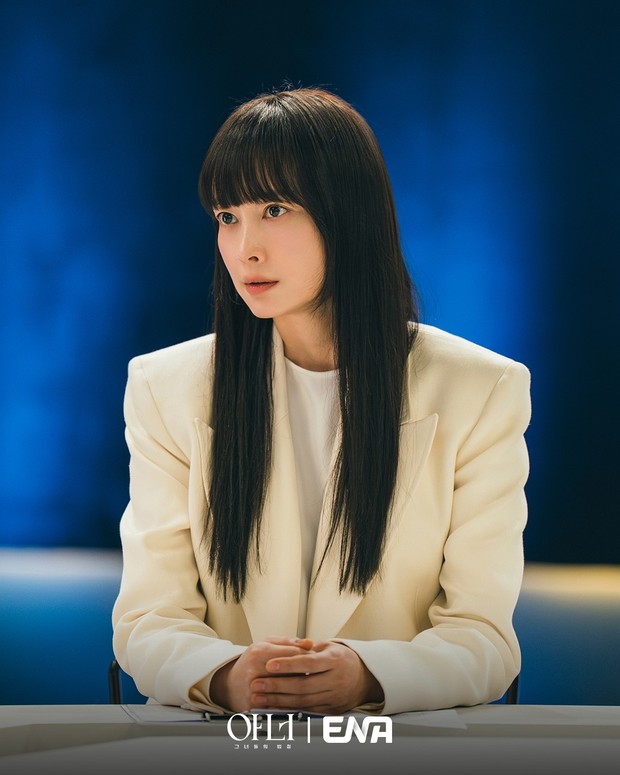 Yoon Ra Young merupakan karakter yang diperankan Lee Na Young dalam drama 'Honour'. Yoon Ra Young adalah pengacara terkenal yang sering muncul dalam liputan media.