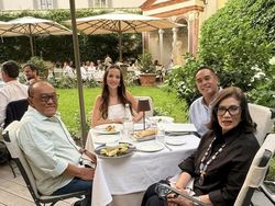 Potret Nia Ramadhani Asyik Makan di Restoran bareng Suami hingga Mertua