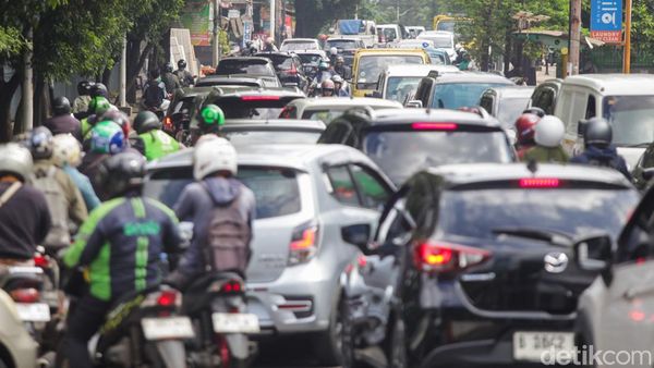 Proyek Galian Bikin Macet Parah, Pengendara Bisa Terjebak Lebih dari Sejam di Veteran Raya