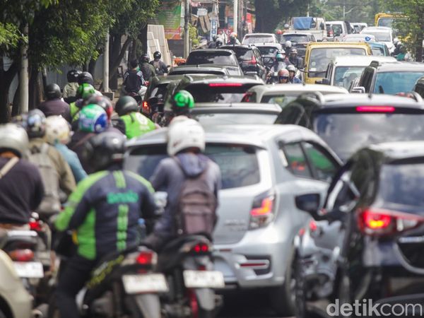 Proyek Galian Bikin Macet Parah, Pengendara Bisa Terjebak Lebih dari Sejam di Veteran Raya