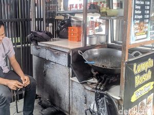 Cerita Rizki Pedagang Lumpia Bertahan di Arus Jualan Daring
