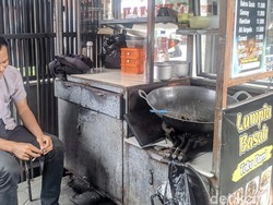 Cerita Rizki Pedagang Lumpia Bertahan di Arus Jualan Daring
