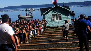 Tradisi Unik Pindahkan Rumah Lewat Laut