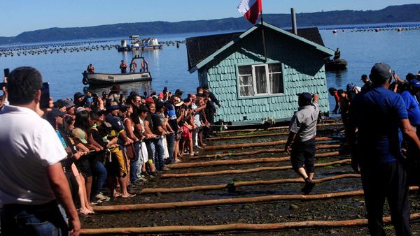 Tradisi Unik Pindahkan Rumah Lewat Laut