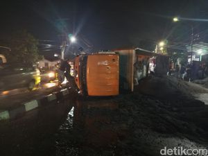 Truk Pasir Terguling Melintang di Jalur Jogja-Magelang, Contraflow Diberlakukan