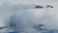Waduk Membeku Jadi Es, Malah Dijadikan Arena Buat Drift