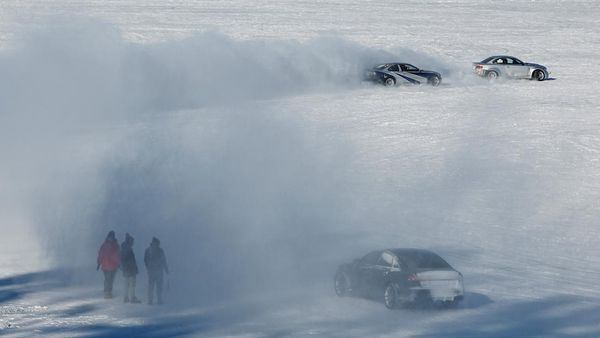 Waduk Membeku Jadi Es, Malah Dijadikan Arena Buat Drift