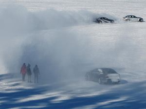 Waduk Membeku Jadi Es, Malah Dijadikan Arena Buat Drift