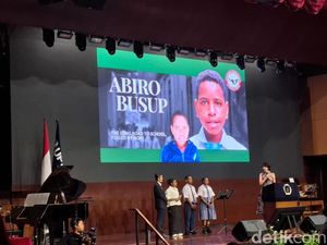 Tak Pernah Telat Meski Jalan Berjam-jam, Kisah Haru Siswa Papua Pedalaman