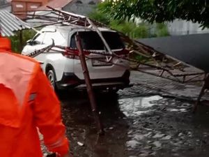 Angin di Mojokerto Tumbangkan 4 Pohon Rusak Mobil-Parkiran Masjid