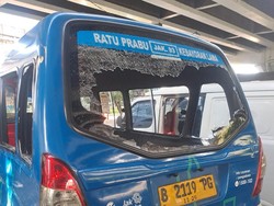 Tabrakan Angkot Jaklingko Vs Pemotor di Jaksel, 1 Orang Tewas