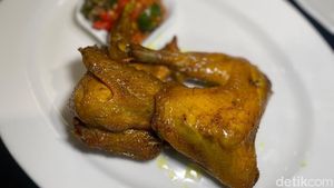 Endulita! Ada Ayam Goreng Basah Khas Bandung Buatan Food Vlogger