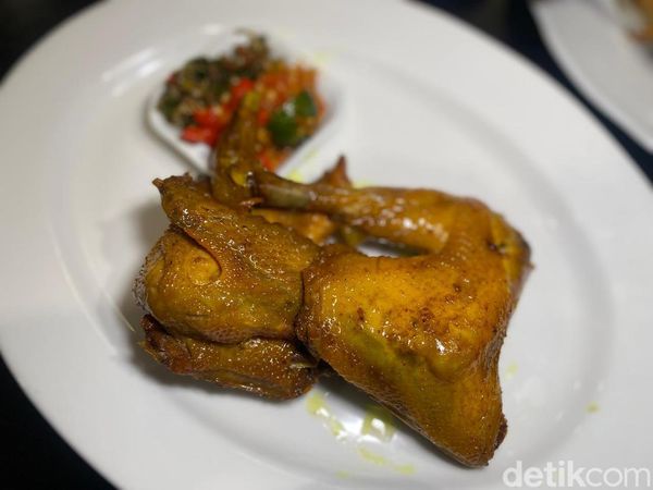 Endulita! Ada Ayam Goreng Basah Khas Bandung Buatan Food Vlogger