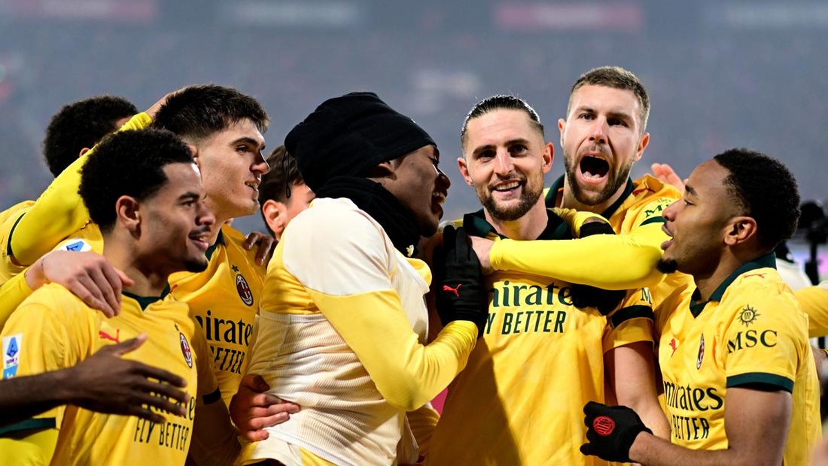 AC Milan sikat Bologna 3-0 dan menempel Inter Milan di puncak Serie A. (REUTERS/Daniele Mascolo)