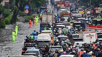 Genangan Air di Cawang Bikin Jalan DI Panjaitan Macet