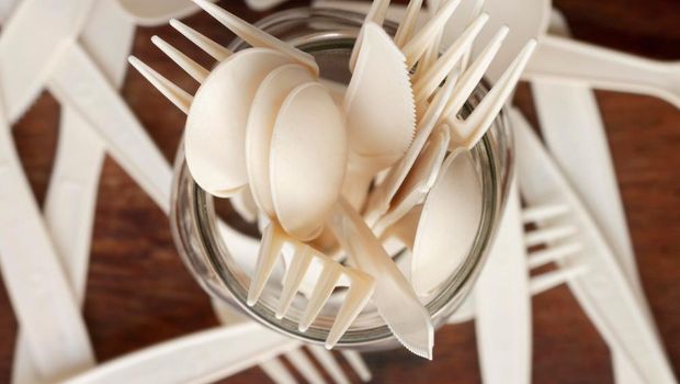 Peralatan makan dari bahan plastik juga bisa melepaskan mikroplastik.