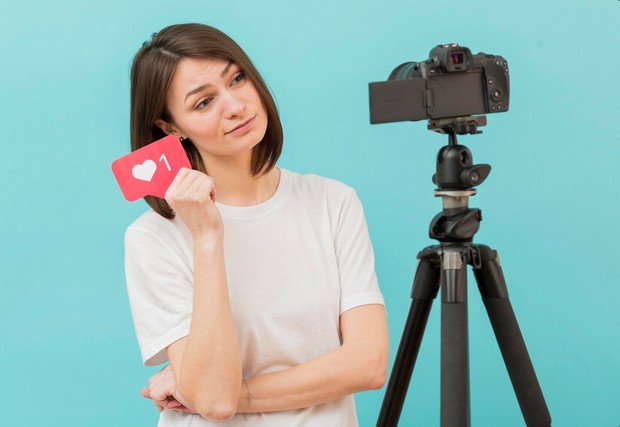 Ilustrasi Perempuan Menggunakan Media Sosial/Foto: Freepik.com