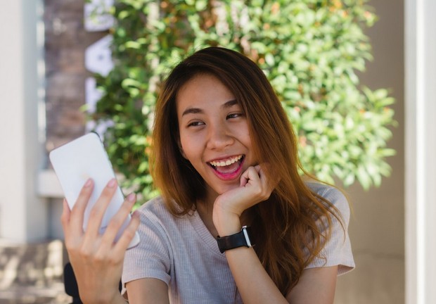 Ilustrasi Perempuan Menggunakan Media Sosial/Foto: Freepik.com/tirachardz