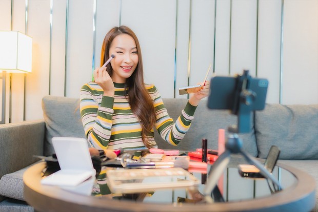 Ilustrasi Perempuan Sedang Membuat Konten Media Sosial/Foto: Freepik.com/lifeforstock