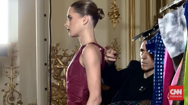 Imane Ayissi menampilkan kejujuran dalam berproses lewat koleksi 'Bissakarak'. Dengan blak-blakan, Imane Ayissi memperlihatkan proses yang biasanya ada di balik panggung jadi bagian dari pertunjukan itu sendiri.