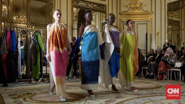 Imane Ayissi menampilkan kejujuran dalam berproses lewat koleksi 'Bissakarak'. Dengan blak-blakan, Imane Ayissi memperlihatkan proses yang biasanya ada di balik panggung jadi bagian dari pertunjukan itu sendiri.