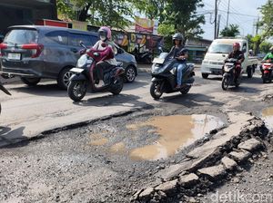 Warga Keluhkan Jalan Lingkar Timur Sidoarjo Banyak Berlubang