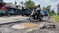 Awas Jalan Lingkar Timur Sidoarjo Berlubang