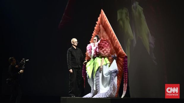 Jenama Viktor & Rolf menampilkan koleksi bertajuk 'Diamond Kite' di panggung haute couture Paris, Prancis beberapa waktu lalu. Layang-layang jadi simbol pelarian, kebebasan, dan transendensi.
