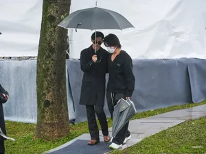 8 Momen Jerry Yan dan Vic Chou Kunjungi Makam dan Patung Barbie Hsu