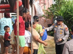 Kapolda Metro Beri Bantuan Sembako ke Warga Terdampak Banjir Muara Gembong