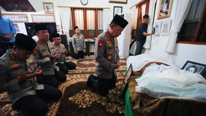 Momen Kapolri Melayat ke Rumah Duka Eyang Meri Hoegeng