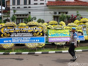 Karangan Bunga Terus Berdatangan Iringi Kepergian Eyang Meri