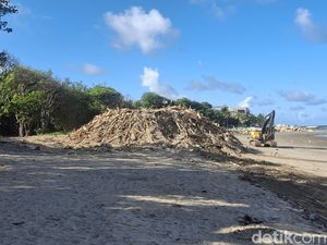 Truk Terbatas, Sampah Kiriman Masih Menggunung di Pantai Kuta