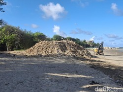 Truk Terbatas, Sampah Kiriman Masih Menggunung di Pantai Kuta