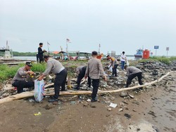 Prabowo Soroti Sampah, Kawasan Pantai di Kota Cirebon Dibersihkan