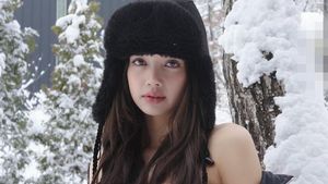 Gebrakan Lisa BLACKPINK Pakai Bikini di Tengah Salju, Pamer Otot Perut