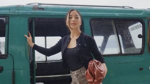 Gaya Santai Nikita Willy Naik Angkot, Pakai Celana Leopard-Tas Puluhan Juta
