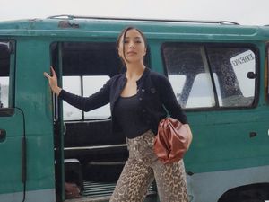 Gaya Santai Nikita Willy Naik Angkot, Pakai Celana Leopard-Tas Puluhan Juta