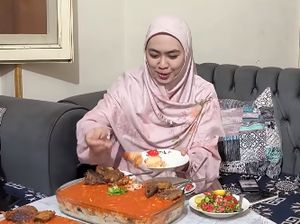 Seru! Oki Setiana Dewi Kulineran Makanan Mesir bareng Keluarga
