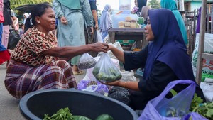 Jual Beli Tanpa Rupiah, Warga Warloka Lestarikan Pasar Barter