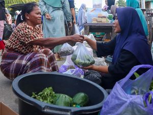 Jual Beli Tanpa Rupiah, Warga Warloka Lestarikan Pasar Barter