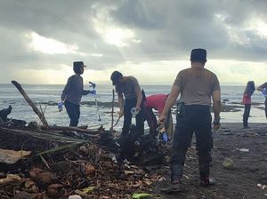 Polsek Blahbatuh-Sukawati Bebersih Pantai Seusai Prabowo Kritik Bali Kotor