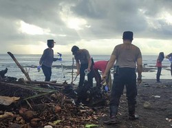 Polsek Blahbatuh-Sukawati Bebersih Pantai Seusai Prabowo Kritik Bali Kotor