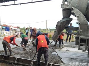 Viral Jalan Baru Dicor di Losari Brebes Ambyar Digilas Pemotor