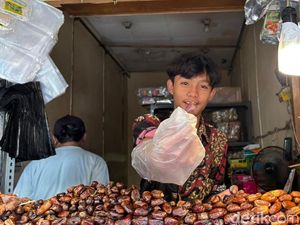 Jelang Ramadan 2026, Warga Surabaya Ramai-ramai Berburu Kurma