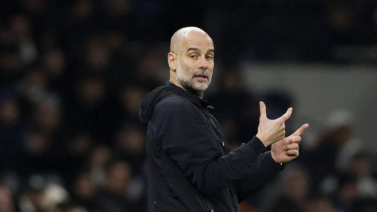 Pep Guardiola tunggu hasil belanja besar tim-tim rival Manchester City. (Action Images via Reuters/Peter Cziborra)