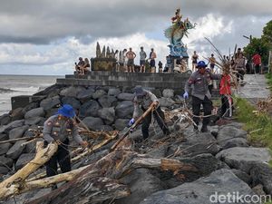 Polres Badung-Warga Turun Tangan Sisir Sampah di Pantai Pererenan
