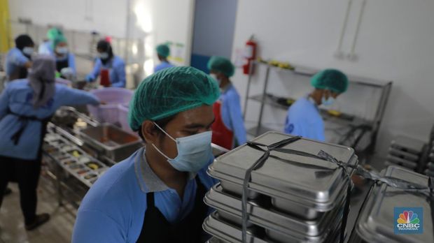 Petugas menyiapkan paket makanan bergizi cuma-cuma di Satuan Pelayanan Pemenuhan Gizi (SPPG) Gunung Sahari Selatan, Kemayoran, Jakarta Pusat, Selasa, (4/2/2026). (CNBC Indonesia/Muhammad Sabki)