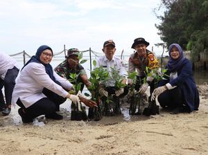 Polda Metro Jaya dan Forkopimda Bersih-bersih Pantai Pulau Tidung Kecil